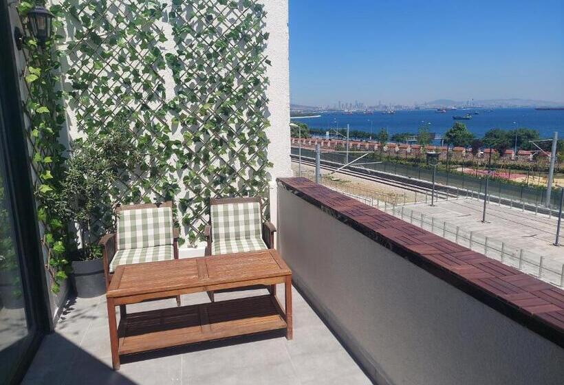 Superior Room with Terrace, Queen Seagull Boutique