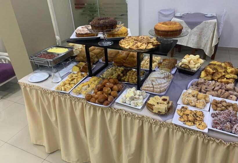 غرفة قياسية رباعية, Moura Palace