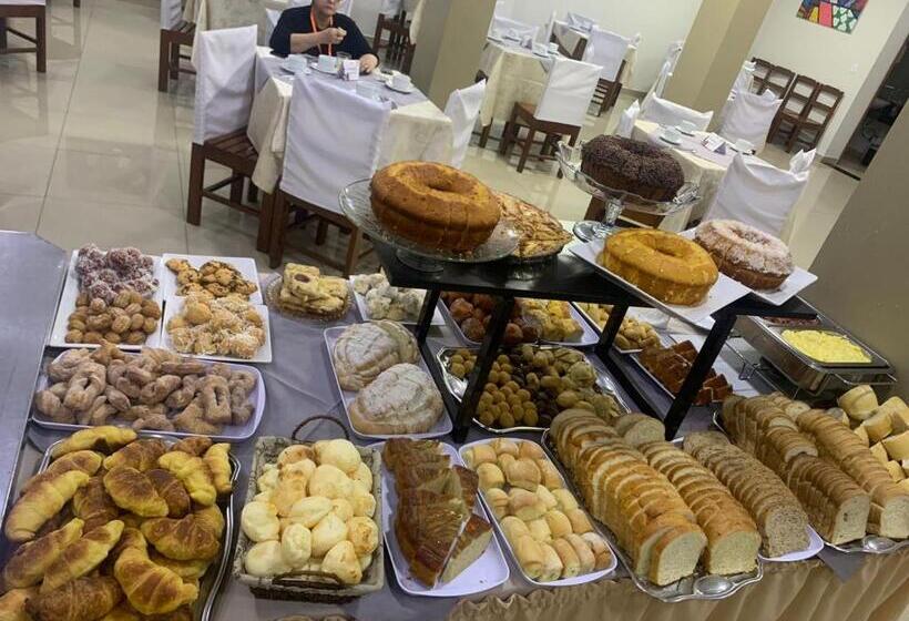 غرفة قياسية رباعية, Moura Palace