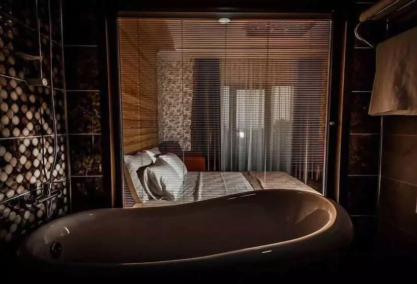 اتاق لوکس با چشم‌انداز دریاچه, My Green Boutique