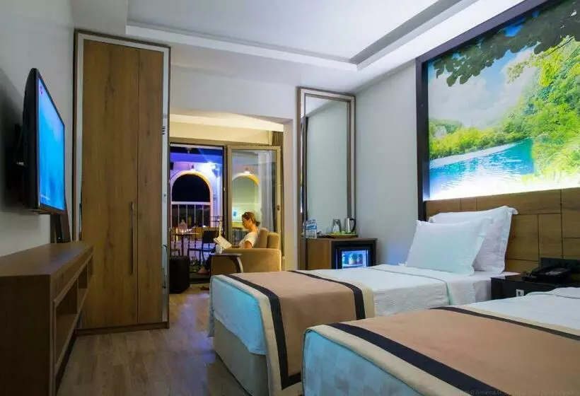اتاق لوکس با چشم‌انداز دریا, Northdoor