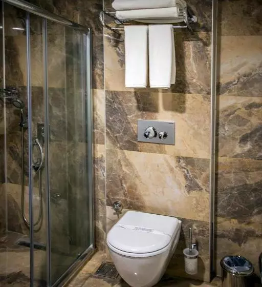 اتاق لوکس با چشم‌انداز دریا, Northdoor