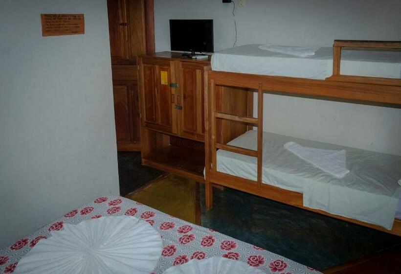 Четырехместный Номер Стандарт, O Pharol Hostel E Pousada