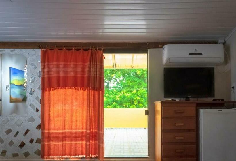 غرفة قياسية ثلاثية مزودة بتراس, O Pharol Hostel E Pousada