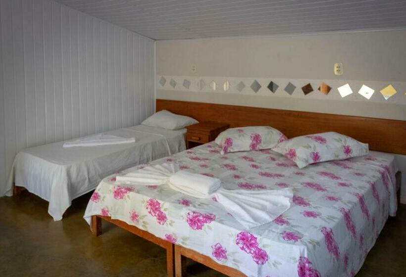 غرفة قياسية ثلاثية مزودة بتراس, O Pharol Hostel E Pousada