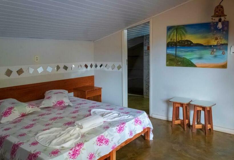 غرفة قياسية ثلاثية مزودة بتراس, O Pharol Hostel E Pousada