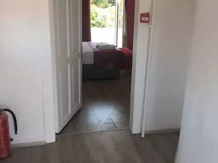 اتاق لوکس با بالکن و چشم‌انداز دریا, Ada Antik Otel