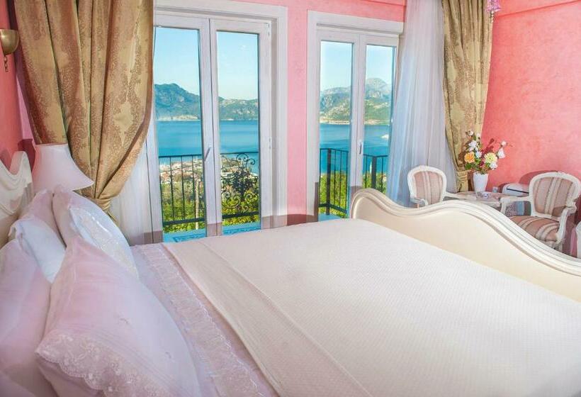 غرفة ديلوكس مزودة بشرفة, Swan Lake Hotel   Adult Only