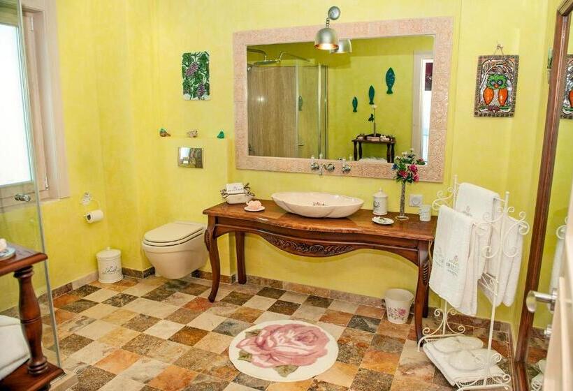 غرفة ديلوكس مزودة بشرفة, Swan Lake Hotel   Adult Only