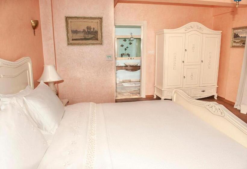 غرفة ديلوكس مزودة بشرفة, Swan Lake Hotel   Adult Only