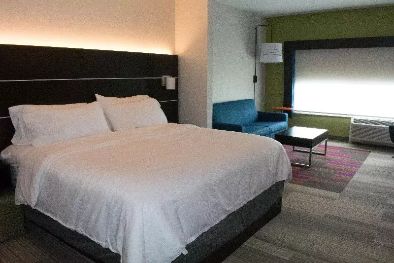 キングサイズベッドのスタンダードルーム, Holiday Inn Express & Suites West Memphis, An Ihg