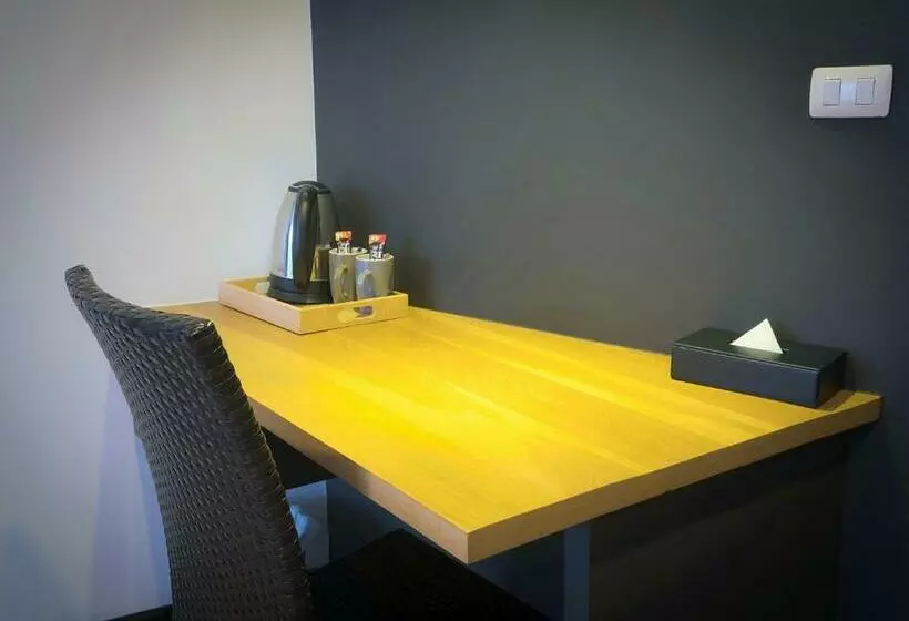 اتاق استاندارد با چشم‌انداز استخر, Kalm Bangsaen