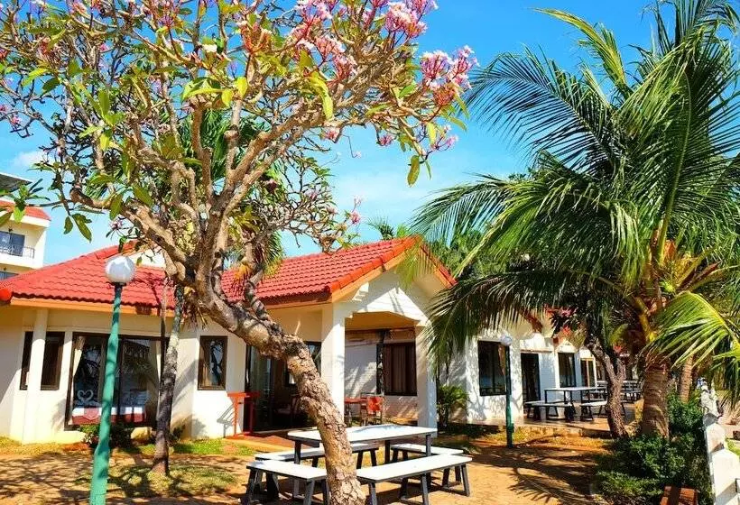Villa 3 Makuuhuonetta, New Travel Beach Hotel & Resort