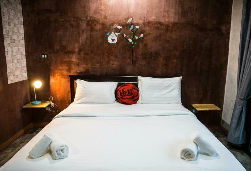 اتاق استاندارد, The Boat House