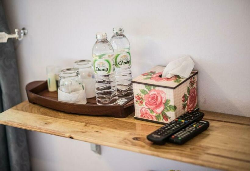 اتاق استاندارد, The Boat House