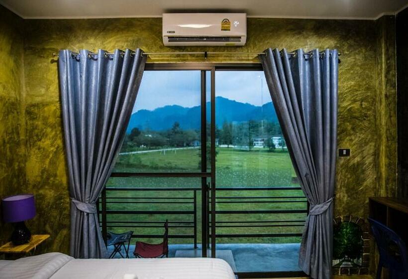 اتاق استاندارد, The Boat House