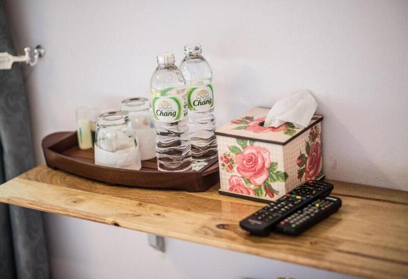 اتاق خانوادگی, The Boat House