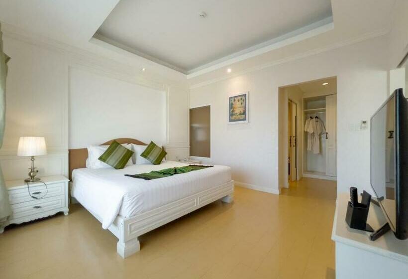 Люкс, Royal Nakhara Hotel And Convention Centre