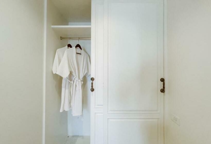 Люкс, Royal Nakhara Hotel And Convention Centre