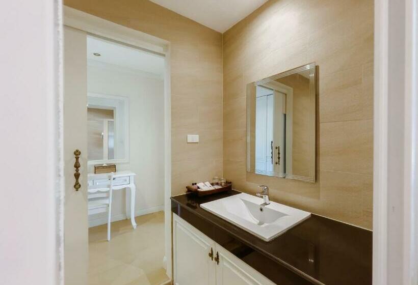 Люкс, Royal Nakhara Hotel And Convention Centre