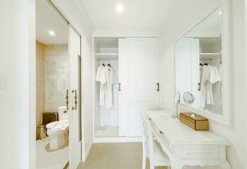 Люкс, Royal Nakhara Hotel And Convention Centre