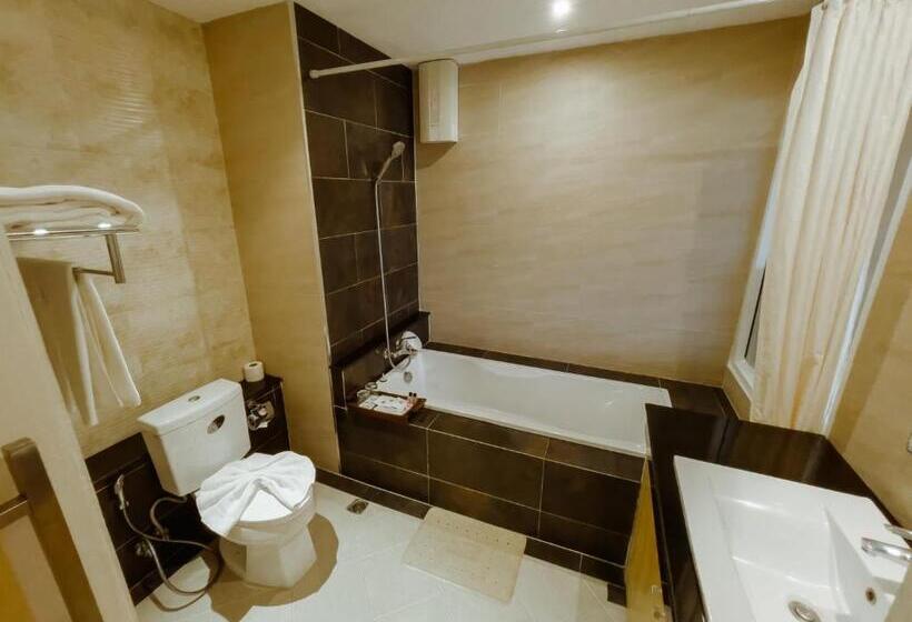 Люкс, Royal Nakhara Hotel And Convention Centre