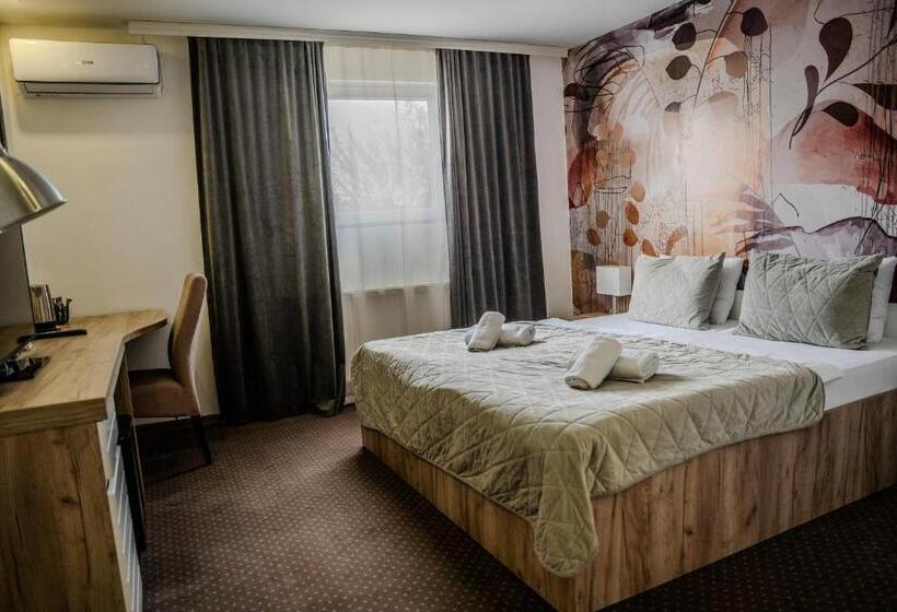 اتاق لوکس با چشم‌انداز استخر, Plaza La   Night And Spa