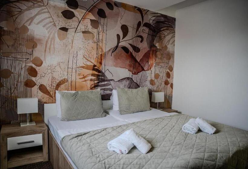 اتاق لوکس با چشم‌انداز استخر, Plaza La   Night And Spa