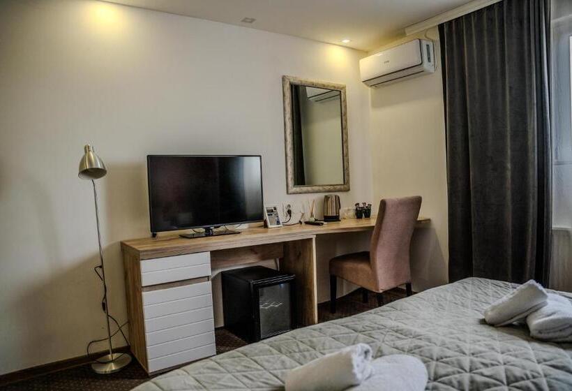 اتاق لوکس با چشم‌انداز استخر, Plaza La   Night And Spa