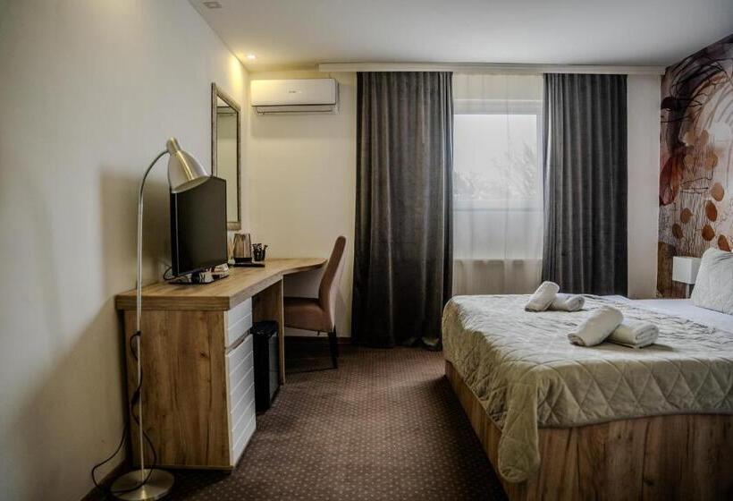 اتاق لوکس با چشم‌انداز استخر, Plaza La   Night And Spa