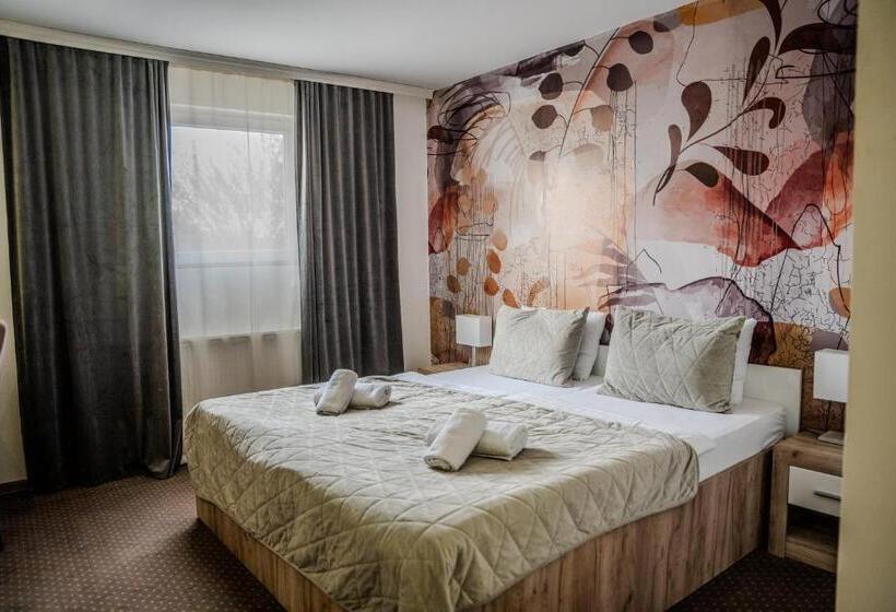 اتاق لوکس با چشم‌انداز استخر, Plaza La   Night And Spa