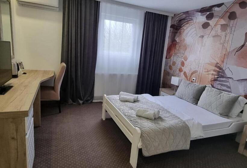 اتاق لوکس با چشم‌انداز استخر, Plaza La   Night And Spa