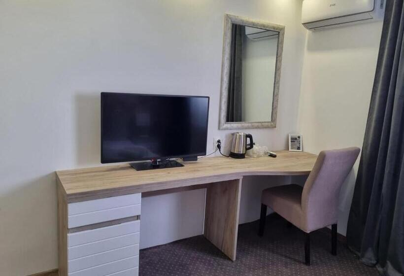 اتاق لوکس با چشم‌انداز استخر, Plaza La   Night And Spa