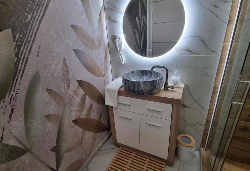 اتاق لوکس با چشم‌انداز استخر, Plaza La   Night And Spa