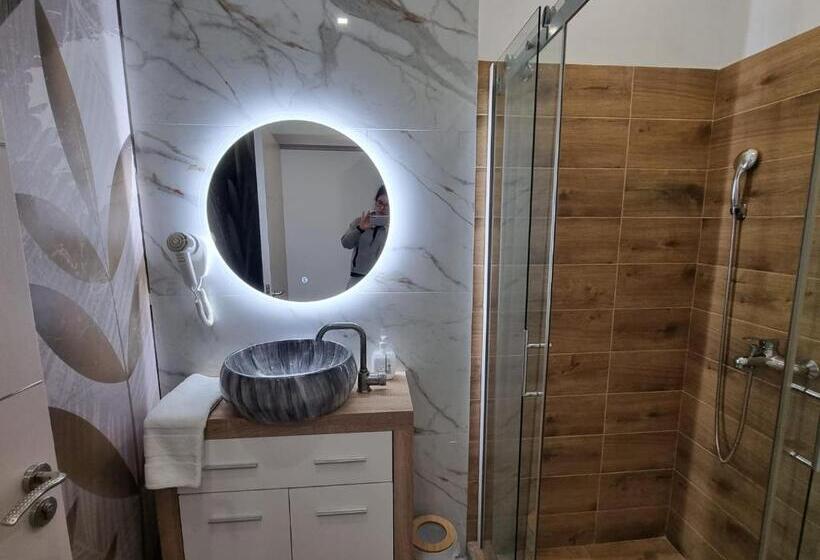 اتاق لوکس با چشم‌انداز استخر, Plaza La   Night And Spa