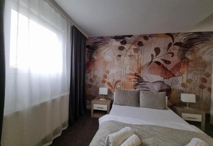 اتاق لوکس با چشم‌انداز استخر, Plaza La   Night And Spa