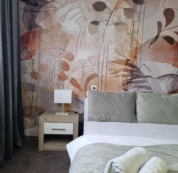 اتاق لوکس با چشم‌انداز استخر, Plaza La   Night And Spa