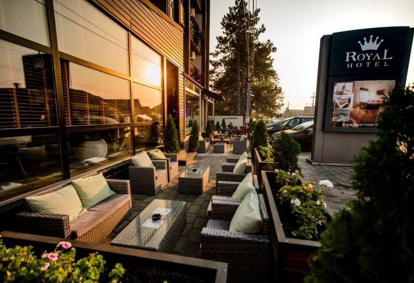 اتاق استاندارد چهارنفره با بالکن, Hostel Royal