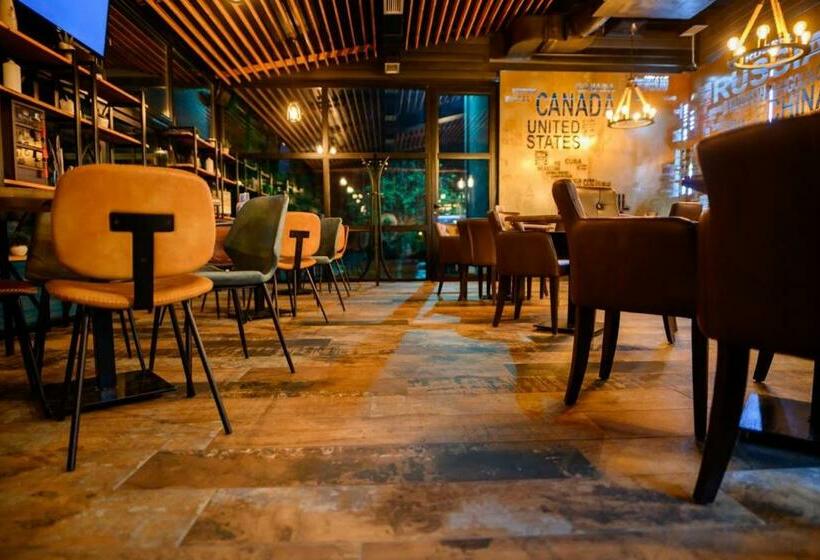 اتاق استاندارد چهارنفره با بالکن, Hostel Royal