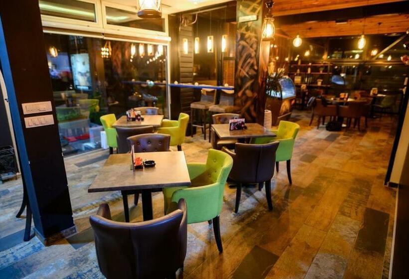 اتاق استاندارد چهارنفره با بالکن, Hostel Royal