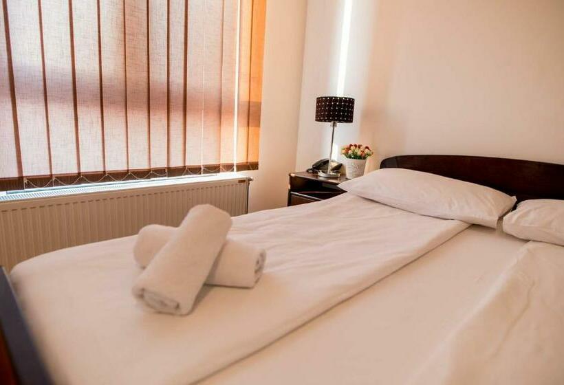 اتاق استاندارد چهارنفره با بالکن, Hostel Royal