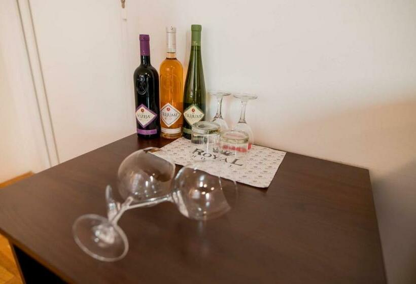 اتاق استاندارد چهارنفره با بالکن, Hostel Royal