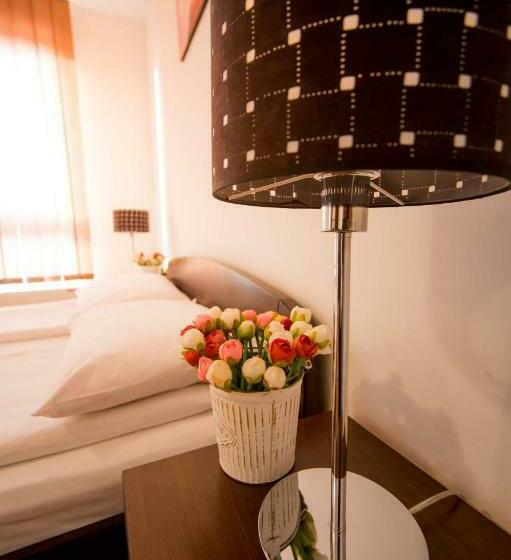 اتاق استاندارد چهارنفره با بالکن, Hostel Royal