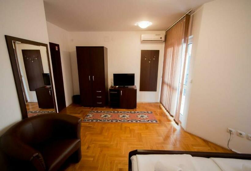 اتاق استاندارد چهارنفره با بالکن, Hostel Royal