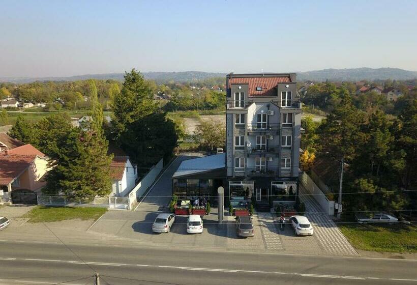 اتاق استاندارد چهارنفره با بالکن, Hostel Royal