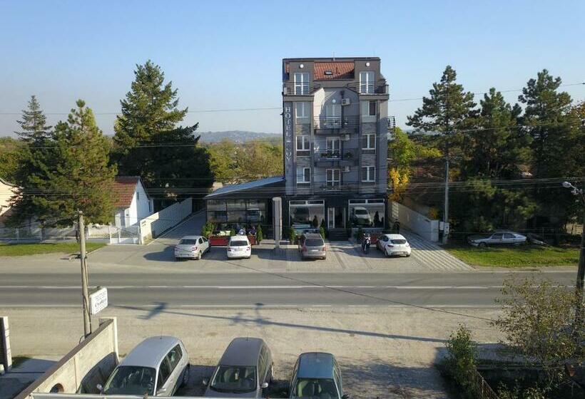 اتاق استاندارد چهارنفره با بالکن, Hostel Royal