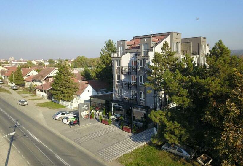 اتاق استاندارد چهارنفره با بالکن, Hostel Royal