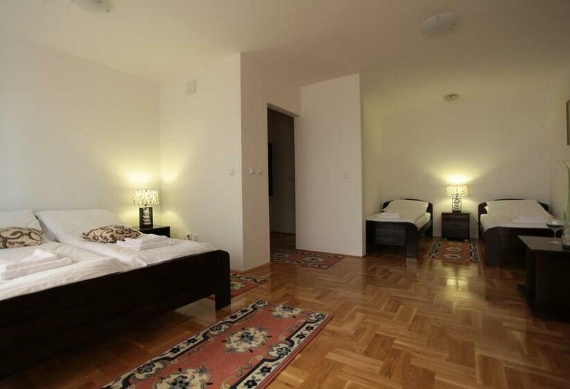 اتاق استاندارد چهارنفره با بالکن, Hostel Royal