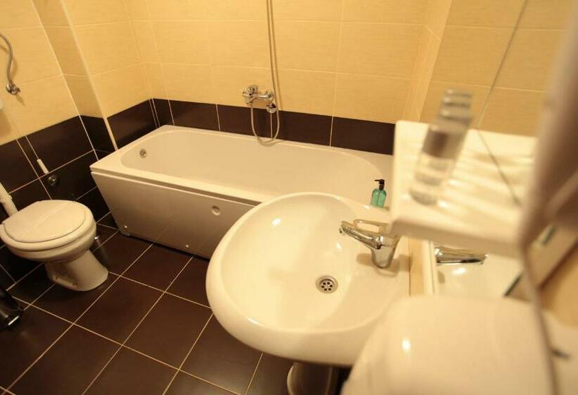 اتاق استاندارد چهارنفره با بالکن, Hostel Royal