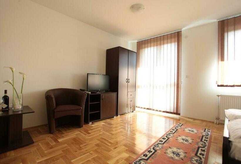 اتاق استاندارد چهارنفره با بالکن, Hostel Royal